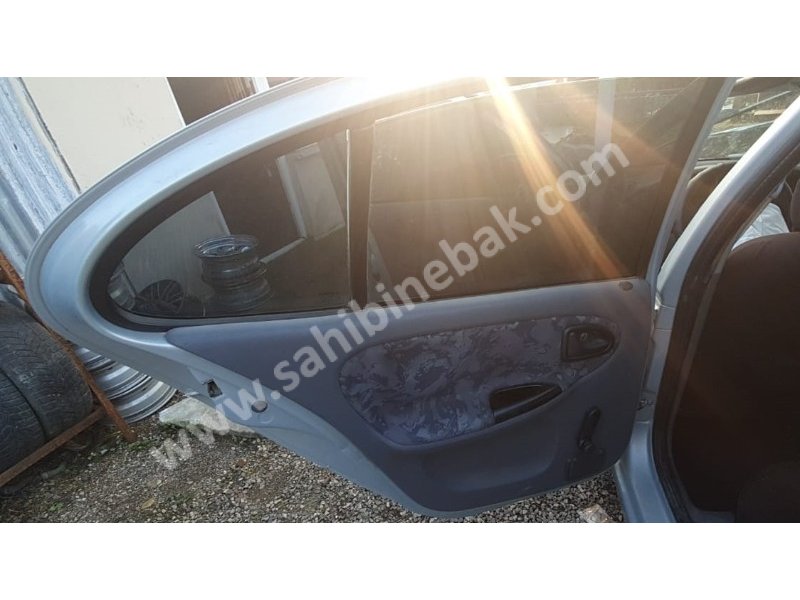 2001 renault megane 1 1.6 8v çıkma sol arka dolu kapı