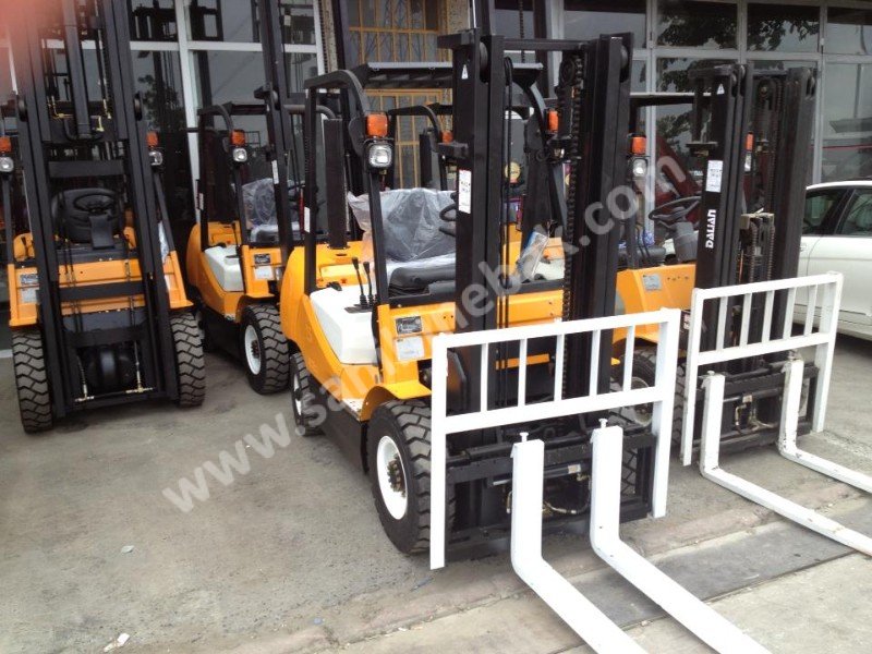 Başakşehir Kiralık sıfır forklift 3 ton 4.50 asansör