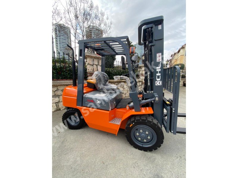 Başakşehir Kiralık sıfır forklift 3 ton 4.50 asansör