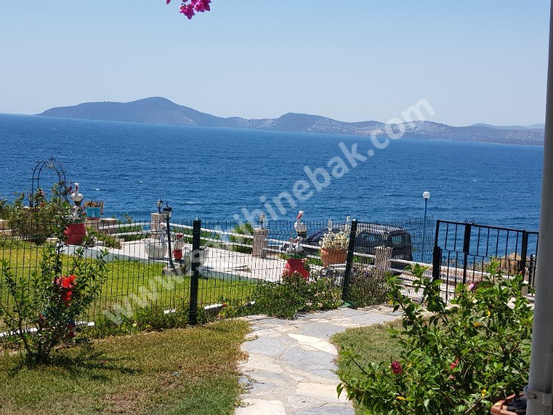 Muğla Milas Güllük Mah. Site İçerisinde Denize Sıfır Kiralık Tripleks Villa 150 m2