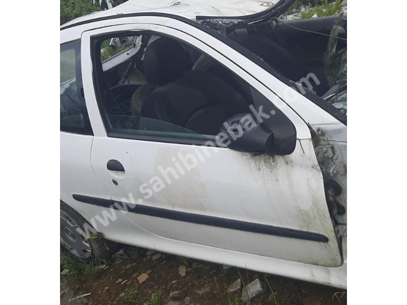 Peugeot 206 çıkma sağ ön kapı