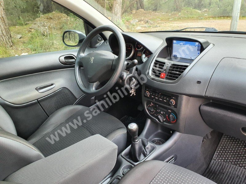 SATILIK 2010 MODEL PEUGEOT 206+ NAVİGASYONLU 83 BİN KM DE