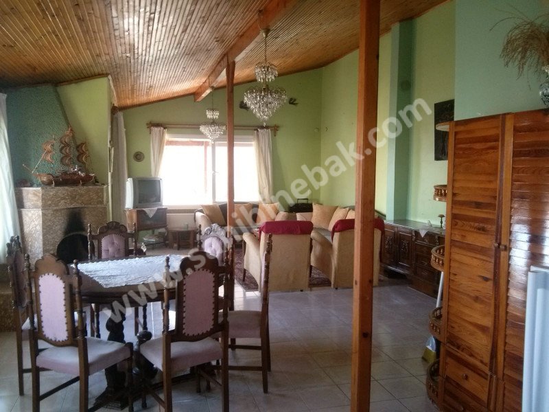 Seferihisar Ürkmez Merkezde  Denize Sıfır Konumda 3+1 Kiralık Eşyalı Yazlık 180 m2