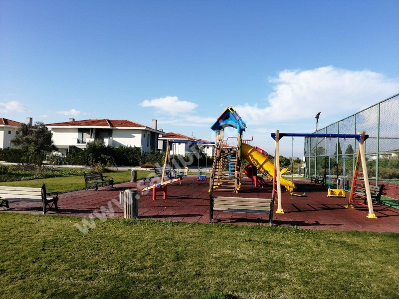Urla İçmelerde Site İçinde Satılık 550 m2 Bahçeli Lüx Dubleks Villa
