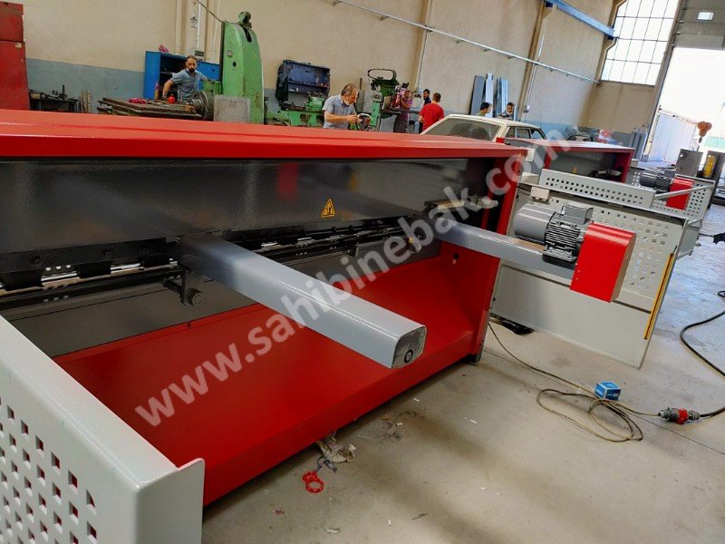 LRGM 2050 x 6mm Rediktörlü Nc Kontrollü 750mm LİNDA Machine Marka Giyotin Makas