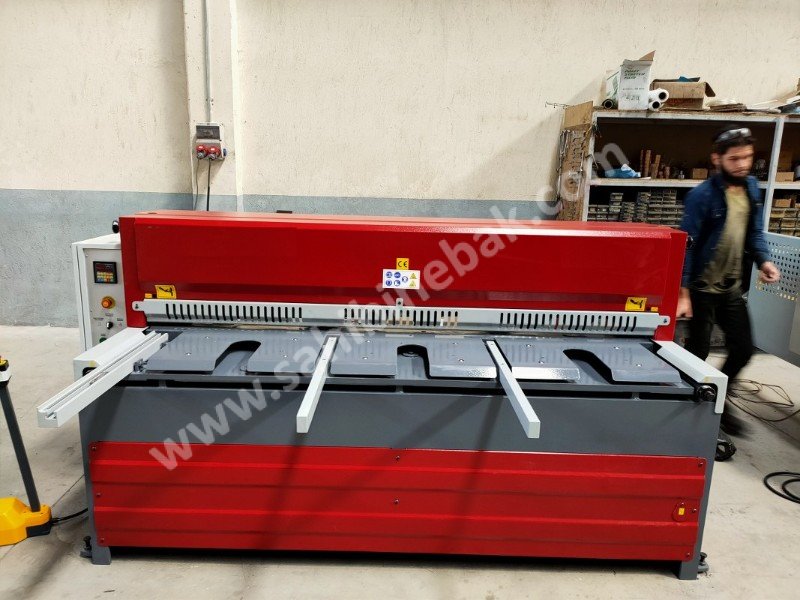 LRGM 2050 x 6mm Rediktörlü Nc Kontrollü 750mm LİNDA Machine Marka Giyotin Makas