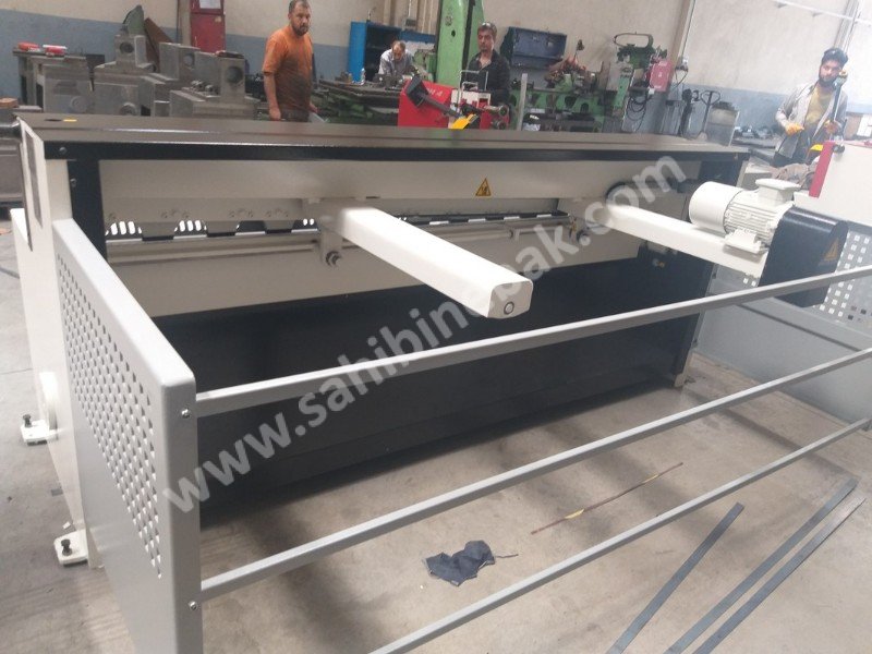 LRGM 2550 x 3mm Rediktörlü LİNDA Machine Marka Giyotin Makas