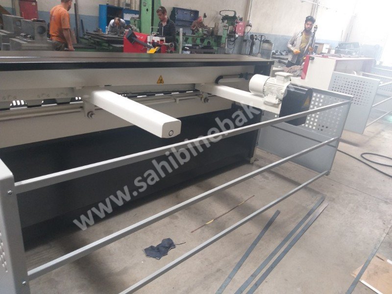 LRGM 2550 x 3mm Rediktörlü LİNDA Machine Marka Giyotin Makas