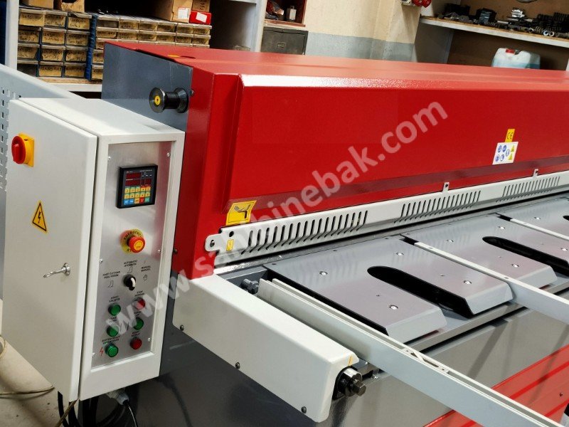 LRGM 2550 x 5mm Rediktörlü Nc Kontrollü 750mm LİNDA Machine Marka Giyotin Makas