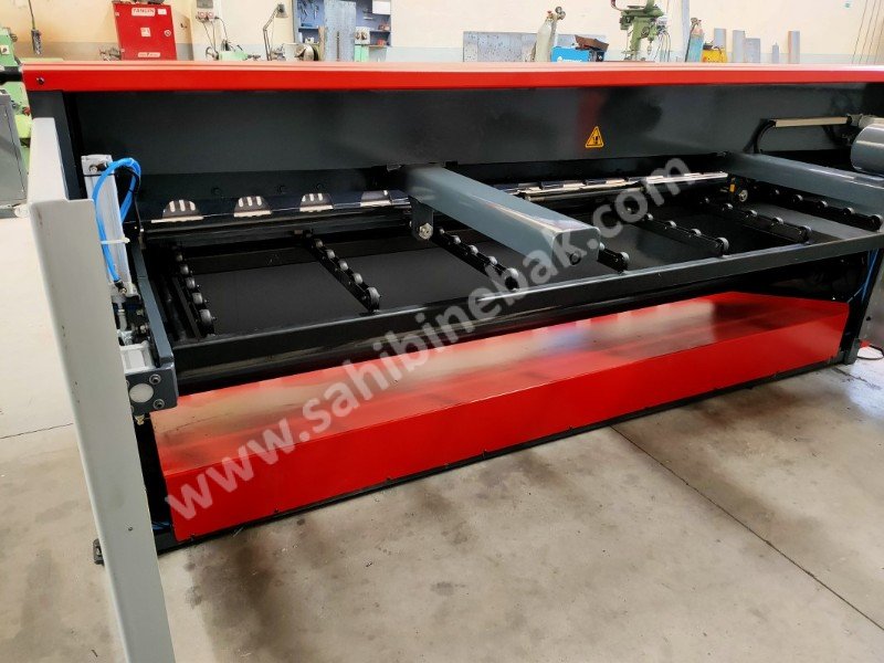 LRGM 3050 x 3mm Rediktörlü Nc Kontrollü 750mm LİNDA Machine Giyotin Makas