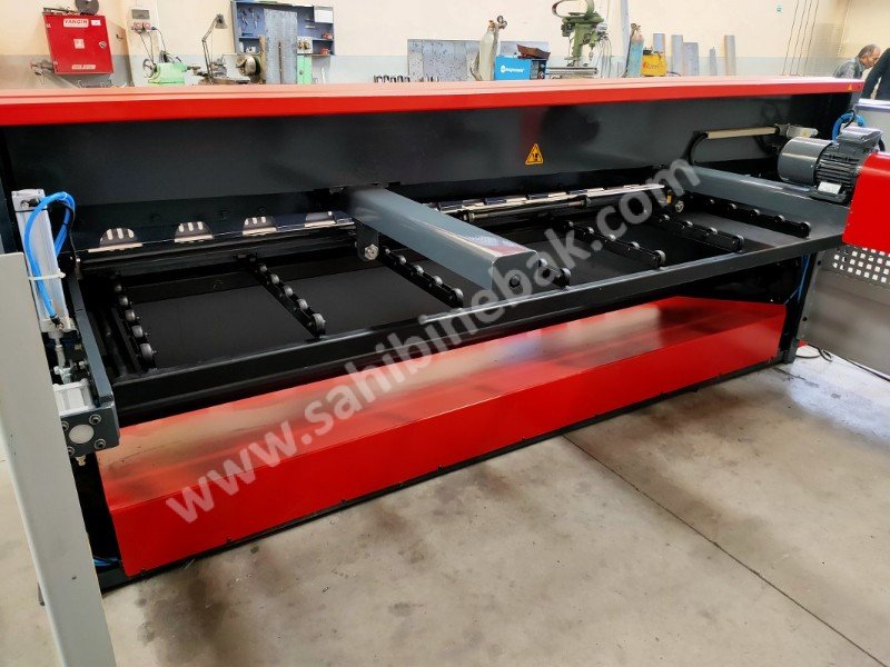 LRGM 3050 x 3mm Rediktörlü Nc Kontrollü 750mm LİNDA Machine Giyotin Makas