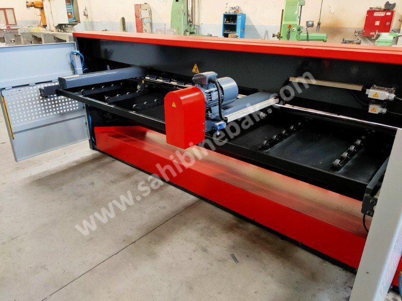 LRGM 3050 x 3mm Rediktörlü Nc Kontrollü 750mm LİNDA Machine Giyotin Makas