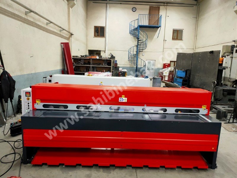 LRGM 3050 x 3mm Rediktörlü Nc Kontrollü 750mm LİNDA Machine Giyotin Makas