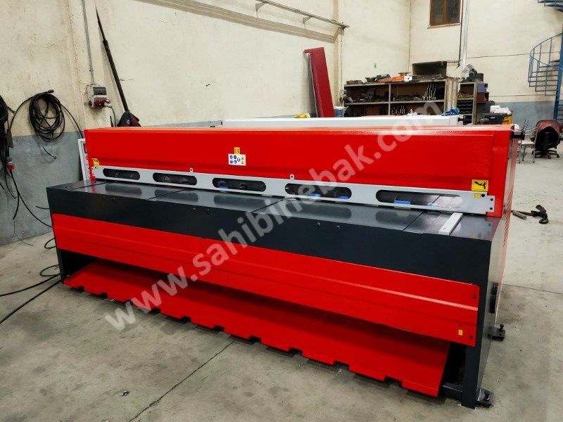 LRGM 3050 x 3mm Rediktörlü Nc Kontrollü 750mm LİNDA Machine Giyotin Makas