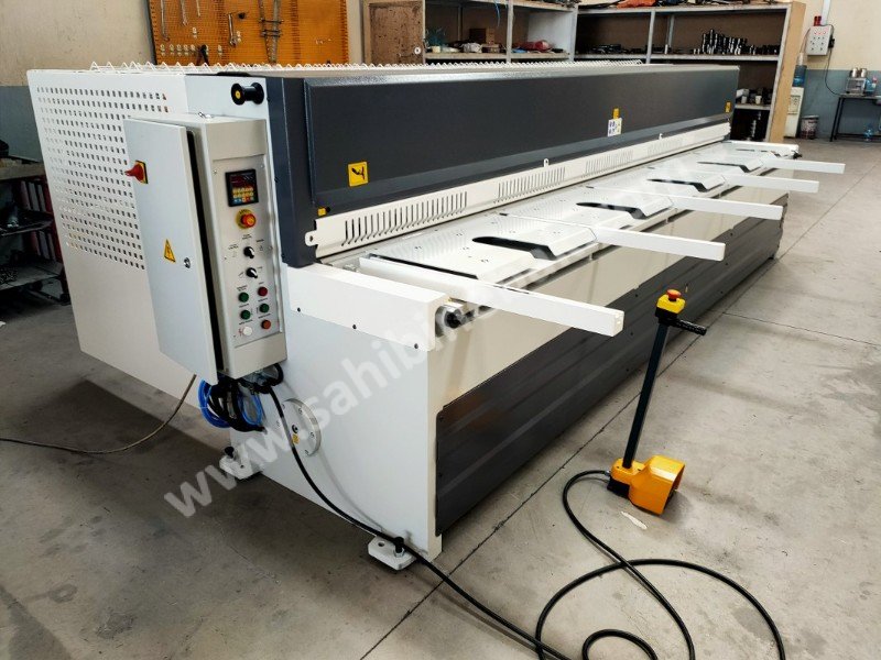LRGM 4050 x 4mm Rediktörlü Nc Kontrollü 750mm LİNDA Machine Marka Giyotin Makas