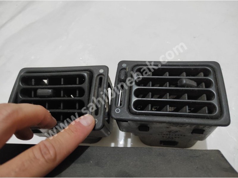 Peugeot 106 Orta Konsol ve Petekler Orj Çıkma, Ufak Eksikler Mevcut