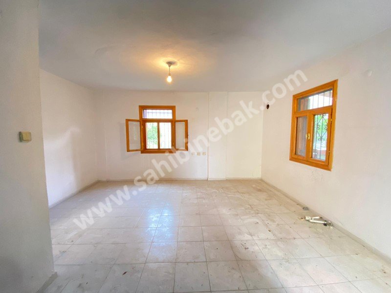 Ürkmez Deniz Tarafın'da 85M2 Kullanım Alanlı Açık Ferah Satılık 1+1 Daire