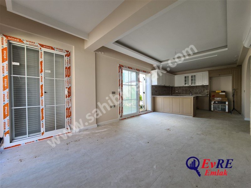 Ayvalık Sarımsaklı Plajında Satılık 3+1 Müstakil Villa