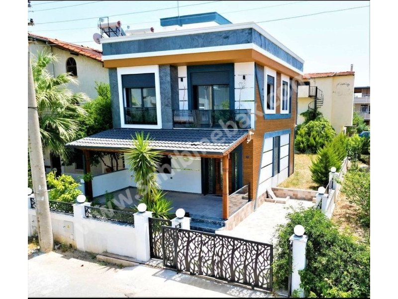 Doğanbey'de Bahçeli Ultura Lüks Denizi Tarafında Satılık 3+1 Villa