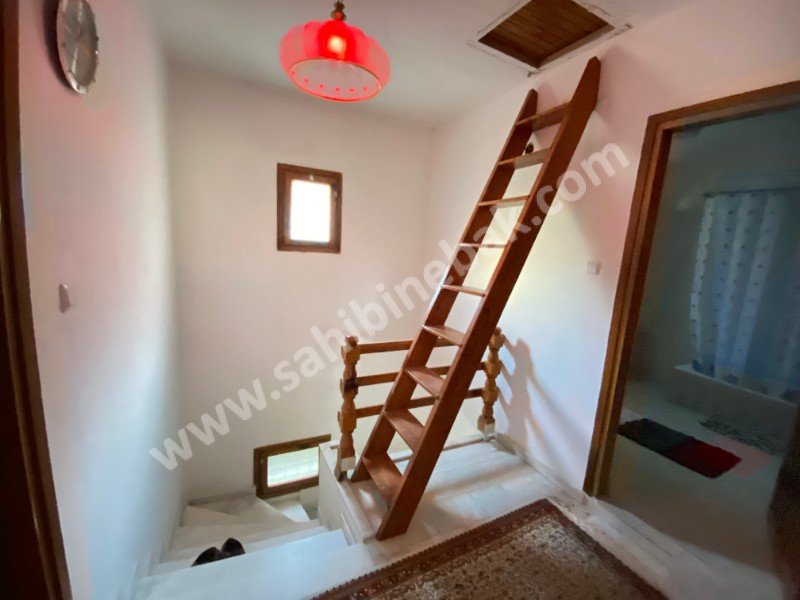 Ürkmez'de Deniz Tarafında Mustakil Kat Kaloriferil Satılık 3+1 Villa
