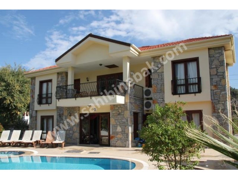 İzmir Çeşme de haftalık kiralık 4+1 özel havuzlu villa