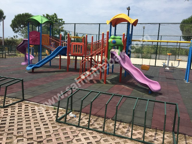 İzmir Dikili'de Site İçinde Bahçeli Havuzlu Kiralık Dublex Villa