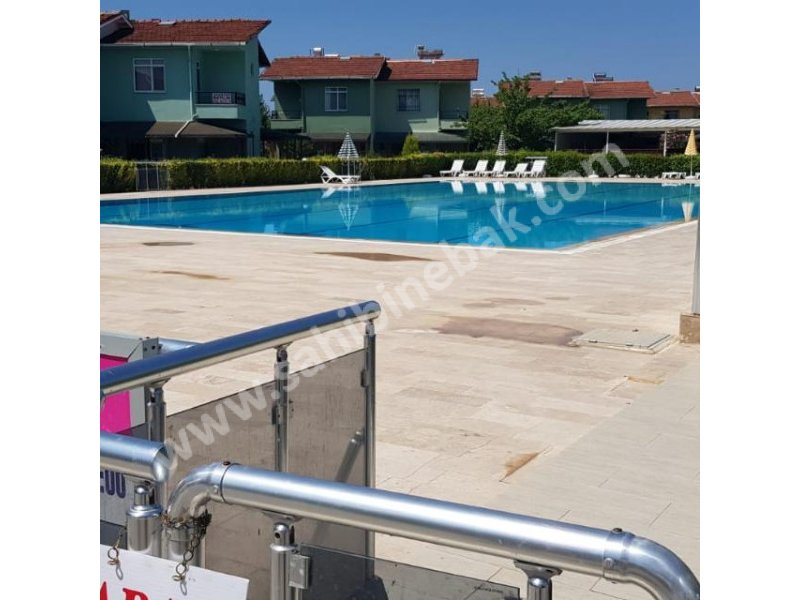 İzmir Dikili'de Site İçinde Bahçeli Havuzlu Kiralık Dublex Villa
