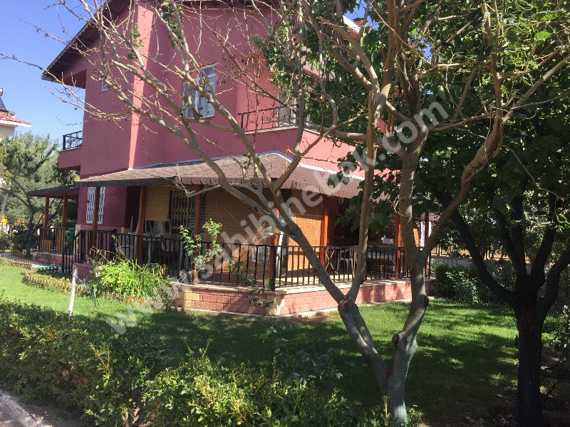 İzmir Dikili'de Site İçinde Bahçeli Havuzlu Kiralık Dublex Villa