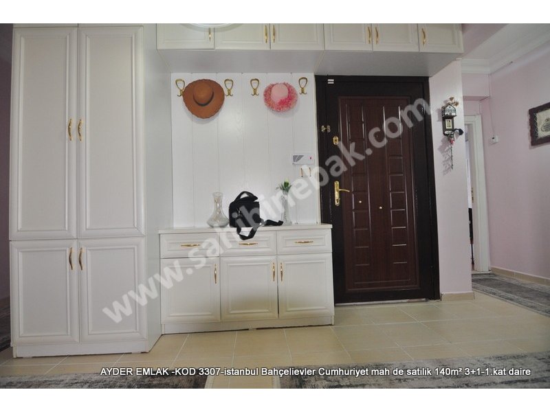 İstanbul Bahçelievler Cumhuriyet Mah. Satılık 1.Kat 3+1 Daire 140 m2