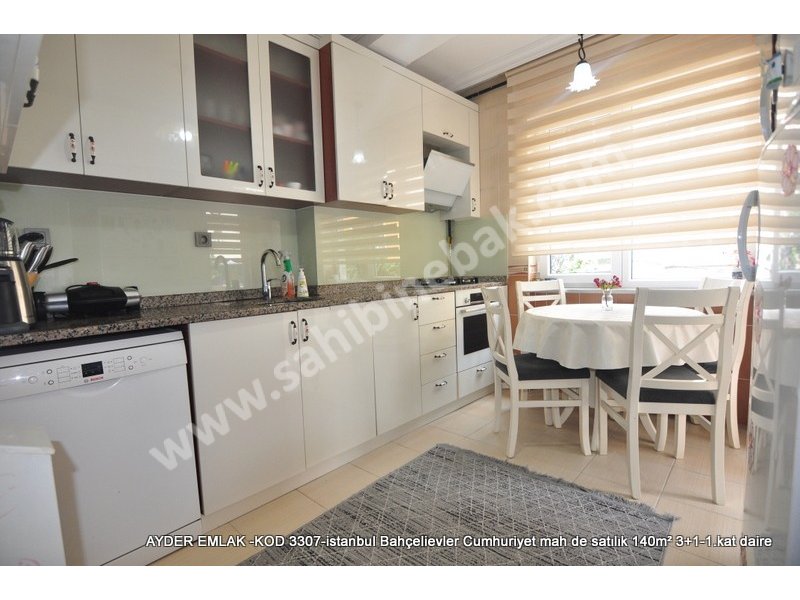 İstanbul Bahçelievler Cumhuriyet Mah. Satılık 1.Kat 3+1 Daire 140 m2