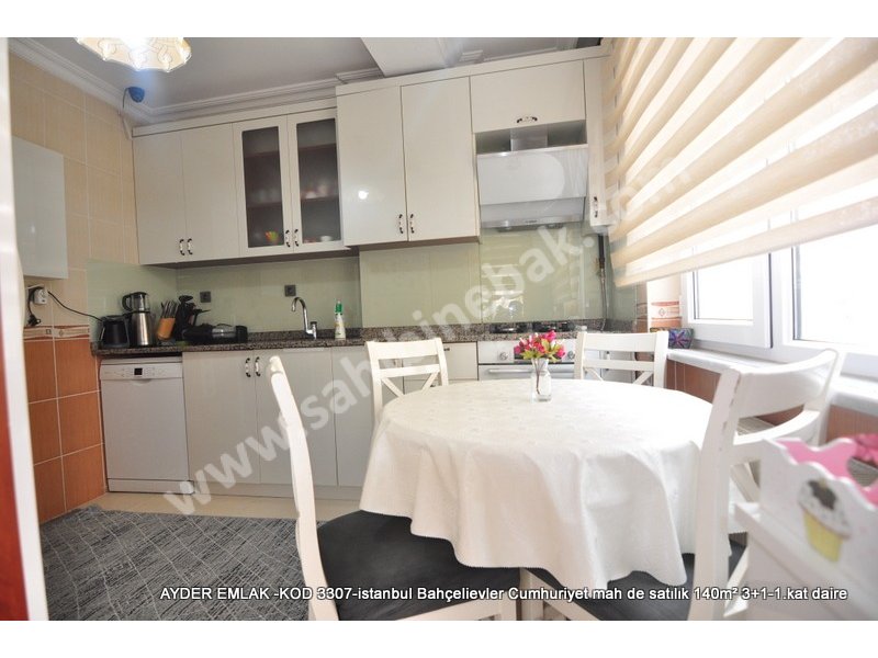 İstanbul Bahçelievler Cumhuriyet Mah. Satılık 1.Kat 3+1 Daire 140 m2