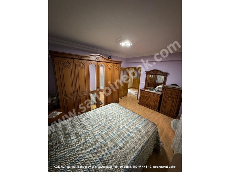 İstanbul Bahçelievler Siyavuşpaşa Mh. Satılık 2.Kat 4+1 Arakat 180 m2 Daire