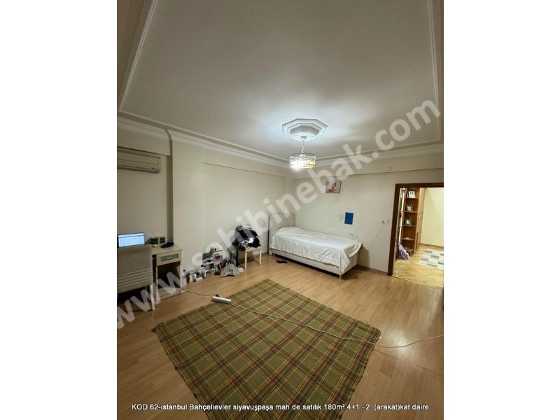 İstanbul Bahçelievler Siyavuşpaşa Mh. Satılık 2.Kat 4+1 Arakat 180 m2 Daire