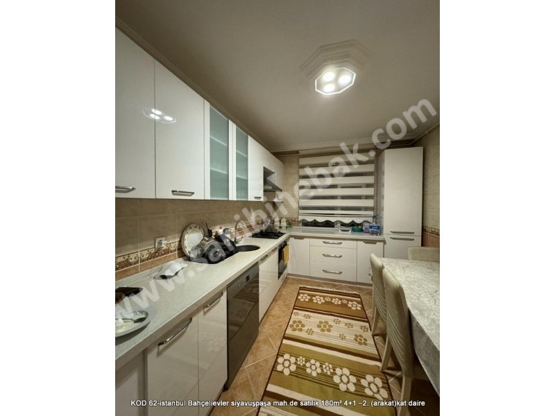 İstanbul Bahçelievler Siyavuşpaşa Mh. Satılık 2.Kat 4+1 Arakat 180 m2 Daire