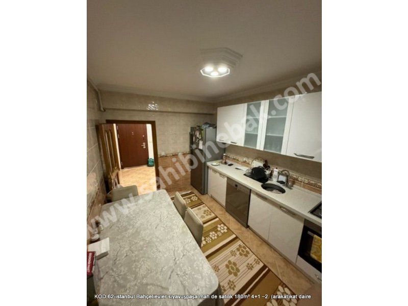 İstanbul Bahçelievler Siyavuşpaşa Mh. Satılık 2.Kat 4+1 Arakat 180 m2 Daire