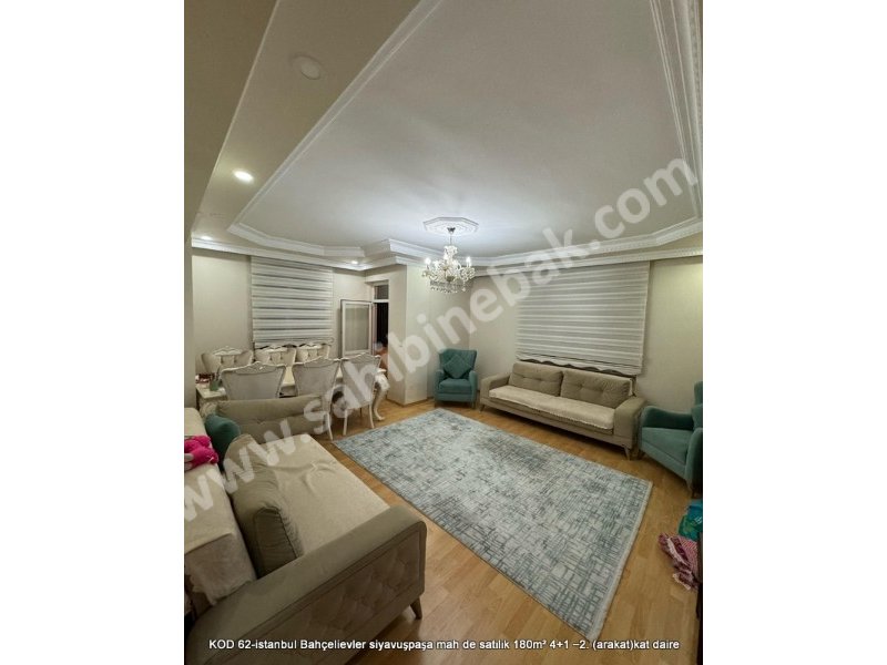 İstanbul Bahçelievler Siyavuşpaşa Mh. Satılık 2.Kat 4+1 Arakat 180 m2 Daire