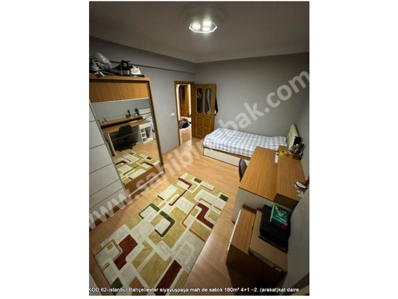 İstanbul Bahçelievler Siyavuşpaşa Mh. Satılık 2.Kat 4+1 Arakat 180 m2 Daire