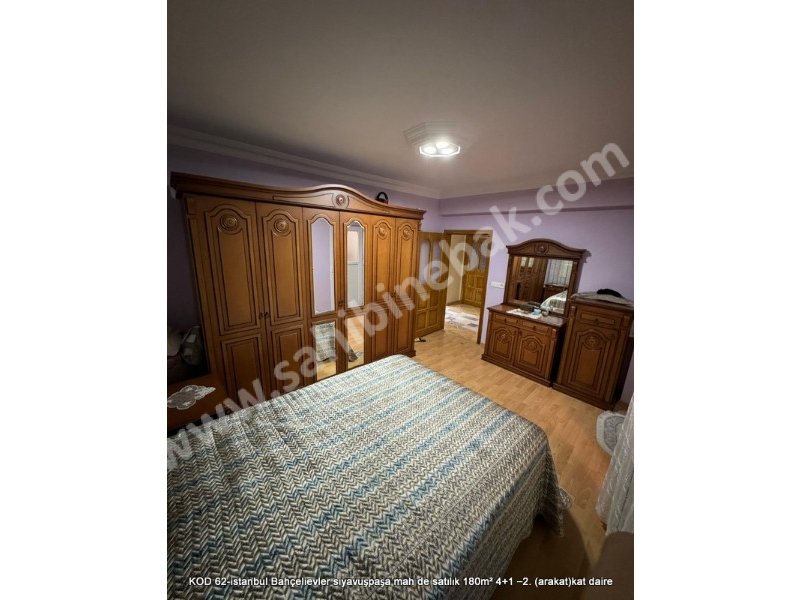 İstanbul Bahçelievler Siyavuşpaşa Mh. Satılık 2.Kat 4+1 Arakat 180 m2 Daire