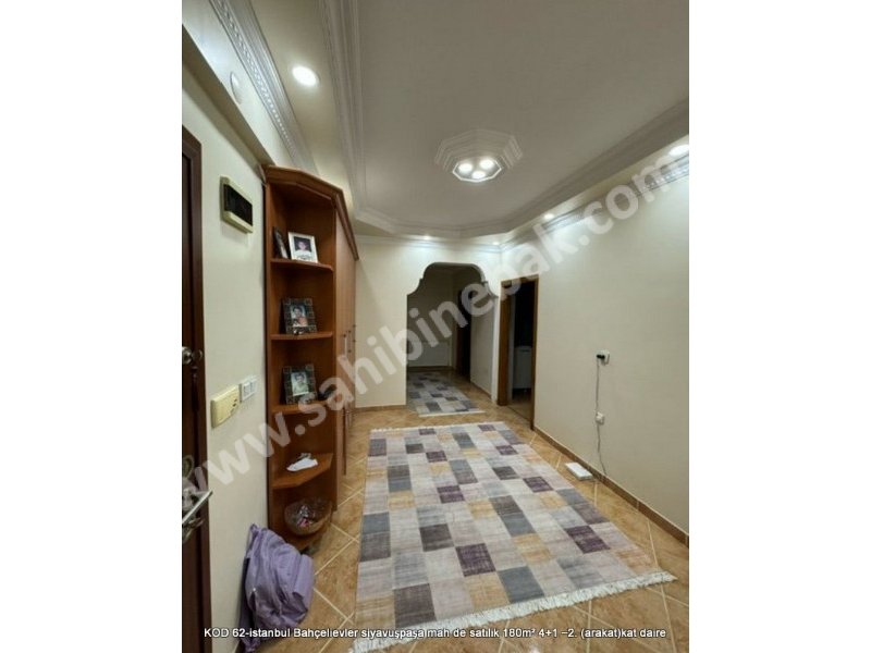 İstanbul Bahçelievler Siyavuşpaşa Mh. Satılık 2.Kat 4+1 Arakat 180 m2 Daire