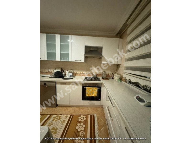 İstanbul Bahçelievler Siyavuşpaşa Mh. Satılık 2.Kat 4+1 Arakat 180 m2 Daire