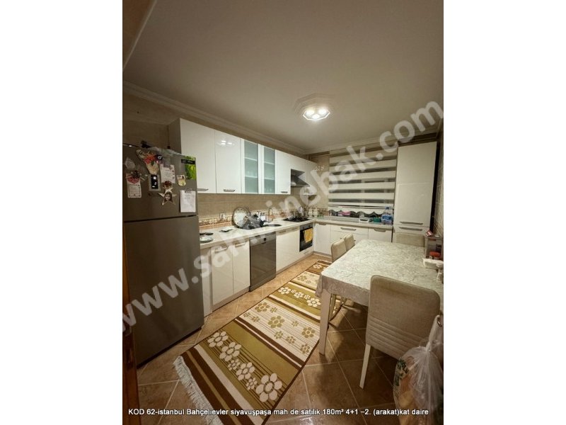 İstanbul Bahçelievler Siyavuşpaşa Mh. Satılık 2.Kat 4+1 Arakat 180 m2 Daire