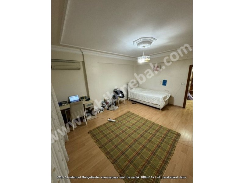 İstanbul Bahçelievler Siyavuşpaşa Mh. Satılık 2.Kat 4+1 Arakat 180 m2 Daire