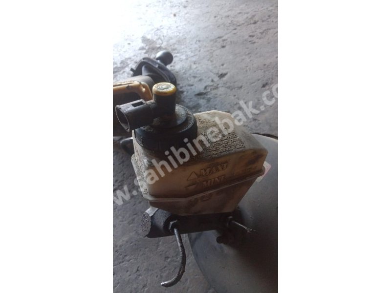 Renault Clio 2 fren yağ bidonu