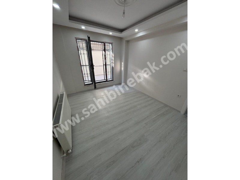 İstanbul Bahçelievler cumhuriyet mah de satılık 82m² 2+1- bahçe.kat daire