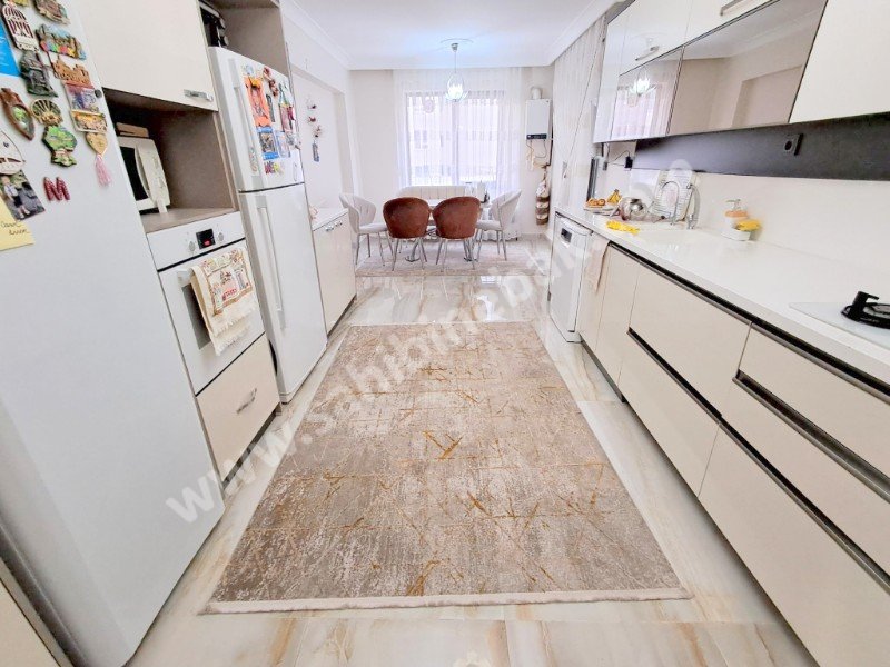 ALTINDAĞ GÜNEŞEVLERDE SİTE İÇİNDE SATILIK 4+1 DAİRE