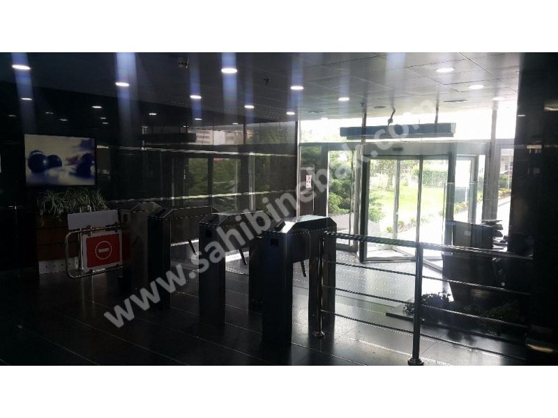 AKMAN PLAZADA 1+1 ARA KAT İSTER OFİS İSTER KONUT KULLANIMINA UYGUN KİRALIK MÜLK
