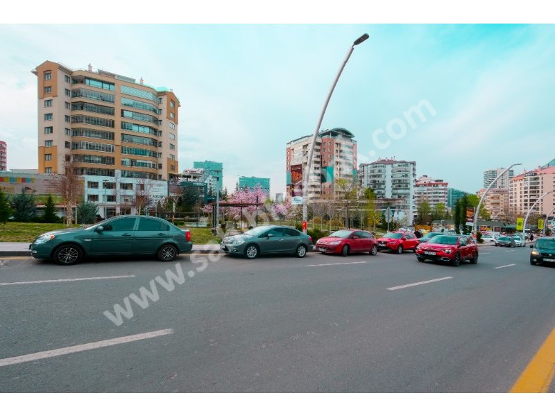 ÇUKURAMBARDA HARİKA KONUMDA ARA KAT PARK VE ŞEHİR MANZARALI 4+1 DAİRE