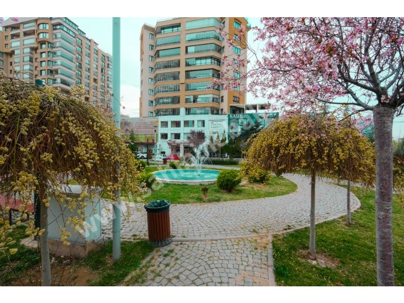 ÇUKURAMBARDA HARİKA KONUMDA ARA KAT PARK VE ŞEHİR MANZARALI 4+1 DAİRE