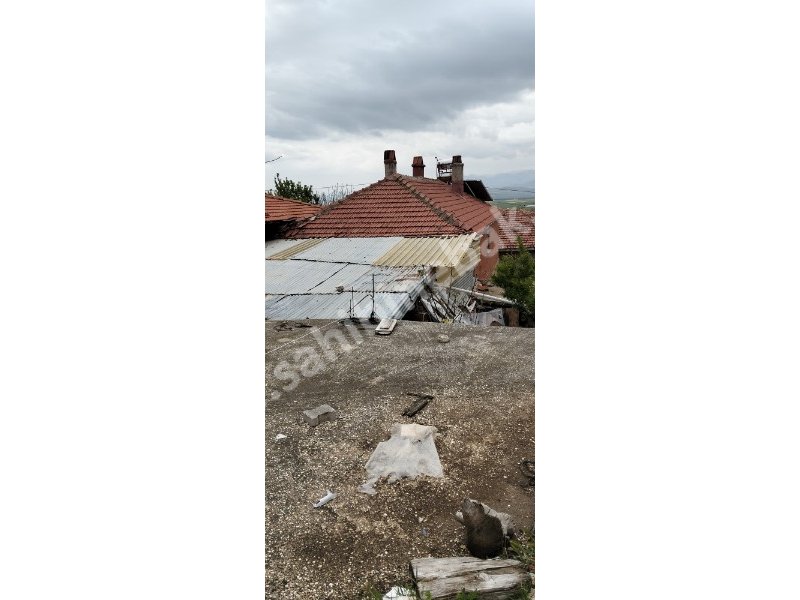 BURDUR KARAMANLI KATAMANDA SATILIK 318 M2 ARSA İÇİNDE SATILIK135 M2 2+1 EV