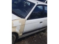 1988 mazda 323 1.6 çıkma sol ön dolu kapı